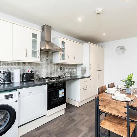 5br 2ba With Garden Parking Near Leeds Fun Sherburn in Elmet