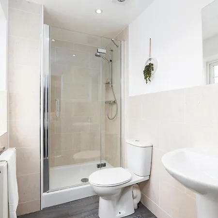 5br 2ba With Garden Parking Near Leeds Fun Apartment Sherburn in Elmet
