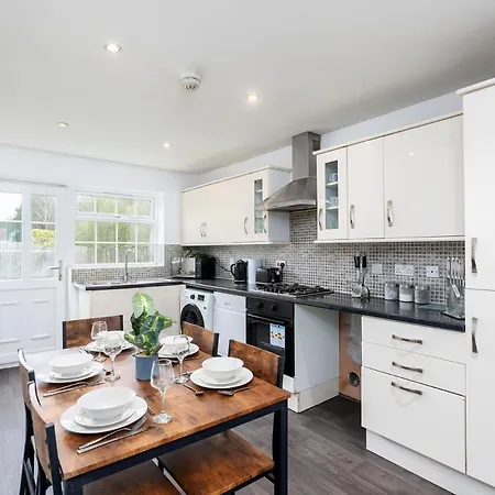 Apartment 5br 2ba With Garden Parking Near Leeds Fun *