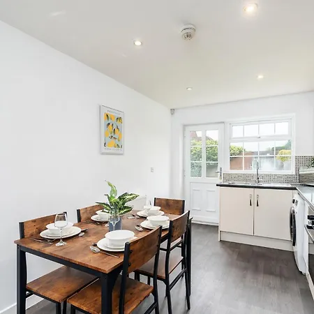 5br 2ba With Garden Parking Near Leeds Fun * Sherburn in Elmet