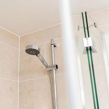5br 2ba With Garden Parking Near Leeds Fun Sherburn in Elmet