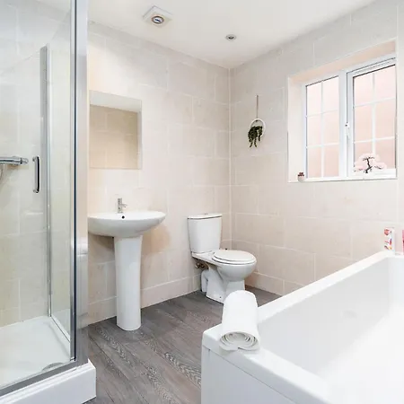5br 2ba With Garden Parking Near Leeds Fun Apartment