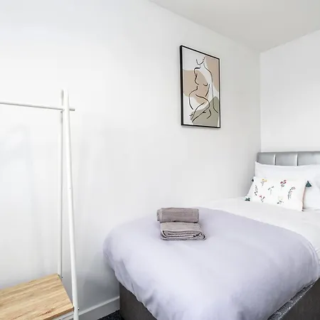 5br 2ba With Garden Parking Near Leeds Fun * Sherburn in Elmet